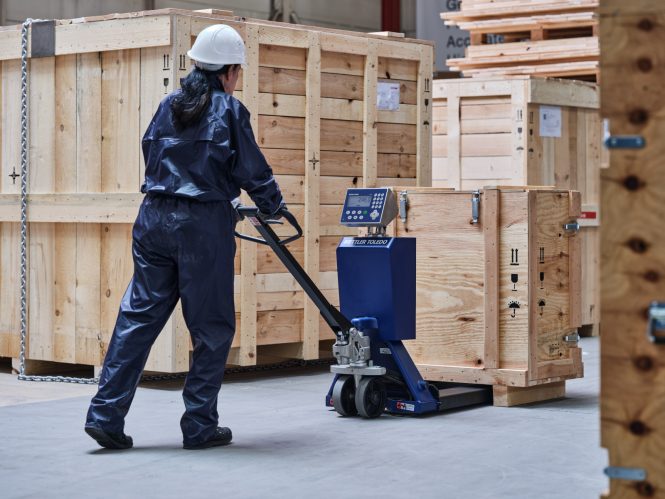 Image of METTLER TOLEDO PJA5 pallet truck scale in use